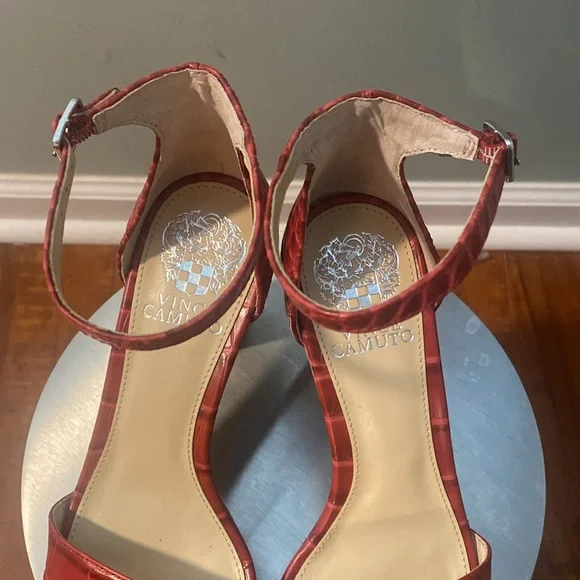 NEW VINCE CAMUTO RED ALLIGATOR LEATHER SANDAL - Picture 3 of 12